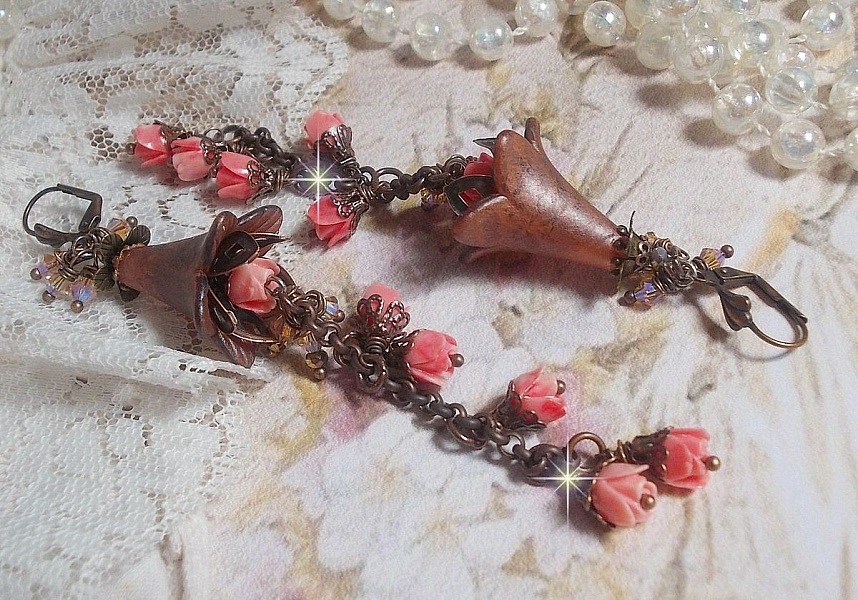 BO Corail Roses Sauvages  cr&eacute;&eacute;es avec boutons de Roses en verre, cristaux, fleurs lucites peintes &agrave; la main, coupelles et dormeuses en laiton