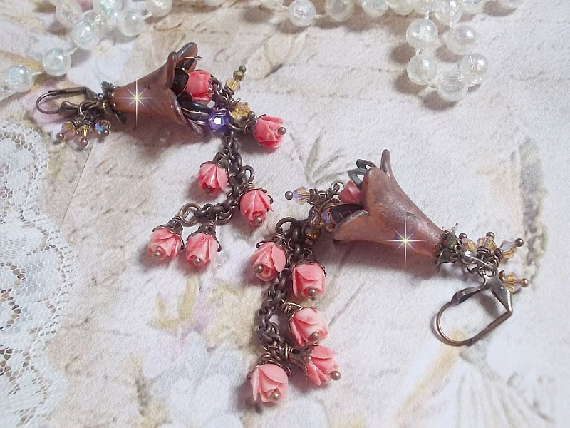 BO Corail Roses Sauvages  cr&eacute;&eacute;es avec boutons de Roses en verre, cristaux, fleurs lucites peintes &agrave; la main, coupelles et dormeuses en laiton