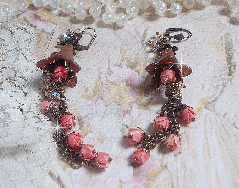 BO Corail Roses Sauvages  cr&eacute;&eacute;es avec boutons de Roses en verre, cristaux, fleurs lucites peintes &agrave; la main, coupelles et dormeuses en laiton