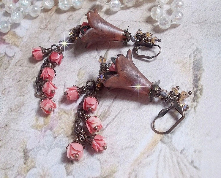 BO Corail Roses Sauvages  cr&eacute;&eacute;es avec boutons de Roses en verre, cristaux, fleurs lucites peintes &agrave; la main, coupelles et dormeuses en laiton