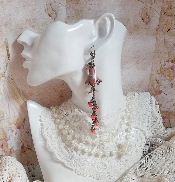 BO Corail Roses Sauvages  cr&eacute;&eacute;es avec boutons de Roses en verre, cristaux, fleurs lucites peintes &agrave; la main, coupelles et dormeuses en laiton