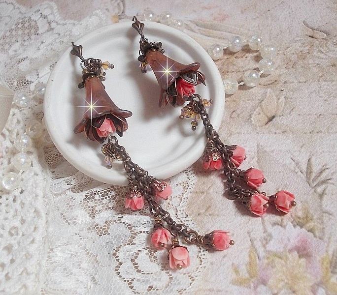 BO Corail Roses Sauvages  cr&eacute;&eacute;es avec boutons de Roses en verre, cristaux, fleurs lucites peintes &agrave; la main, coupelles et dormeuses en laiton