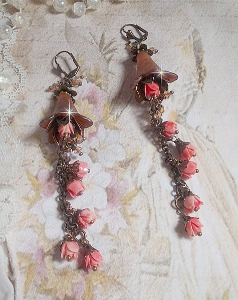 BO Corail Roses Sauvages  cr&eacute;&eacute;es avec boutons de Roses en verre, cristaux, fleurs lucites peintes &agrave; la main, coupelles et dormeuses en laiton