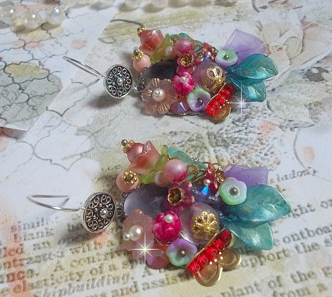 Boucles d'oreilles artisanales fleuries en argent et pierres naturelles.