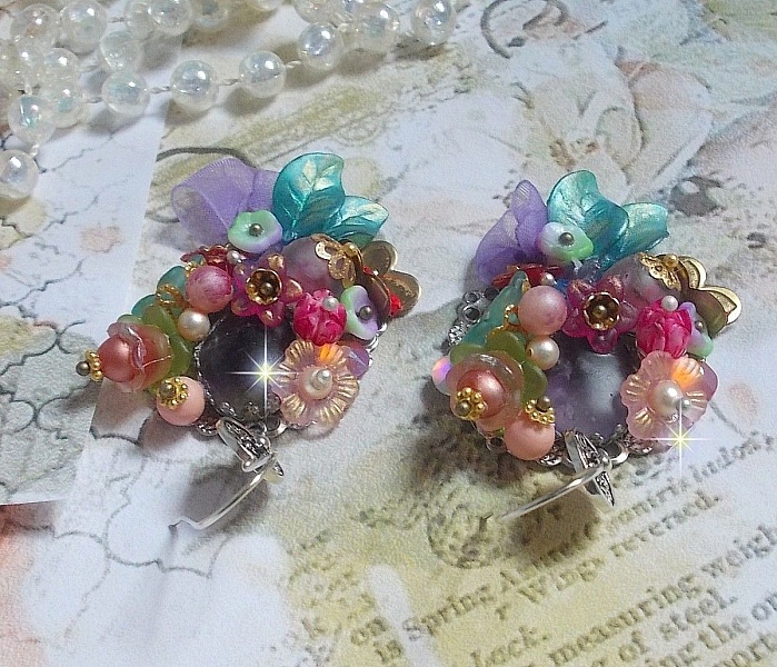 Boucles d'oreilles artisanales fleuries en argent et pierres naturelles.