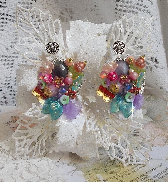 Boucles d'oreilles artisanales fleuries en argent et pierres naturelles.