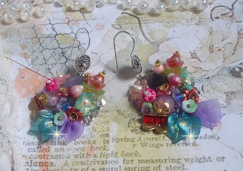 Boucles d'oreilles artisanales fleuries en argent et pierres naturelles.
