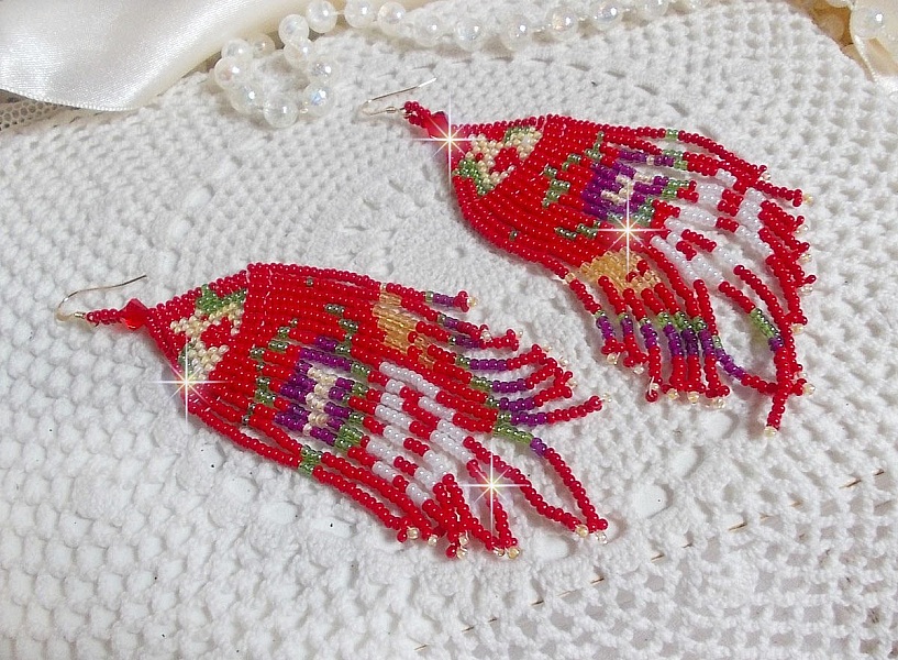 Boucles d'oreilles pendantes artisanales en perles rocailles rouges multicolores.