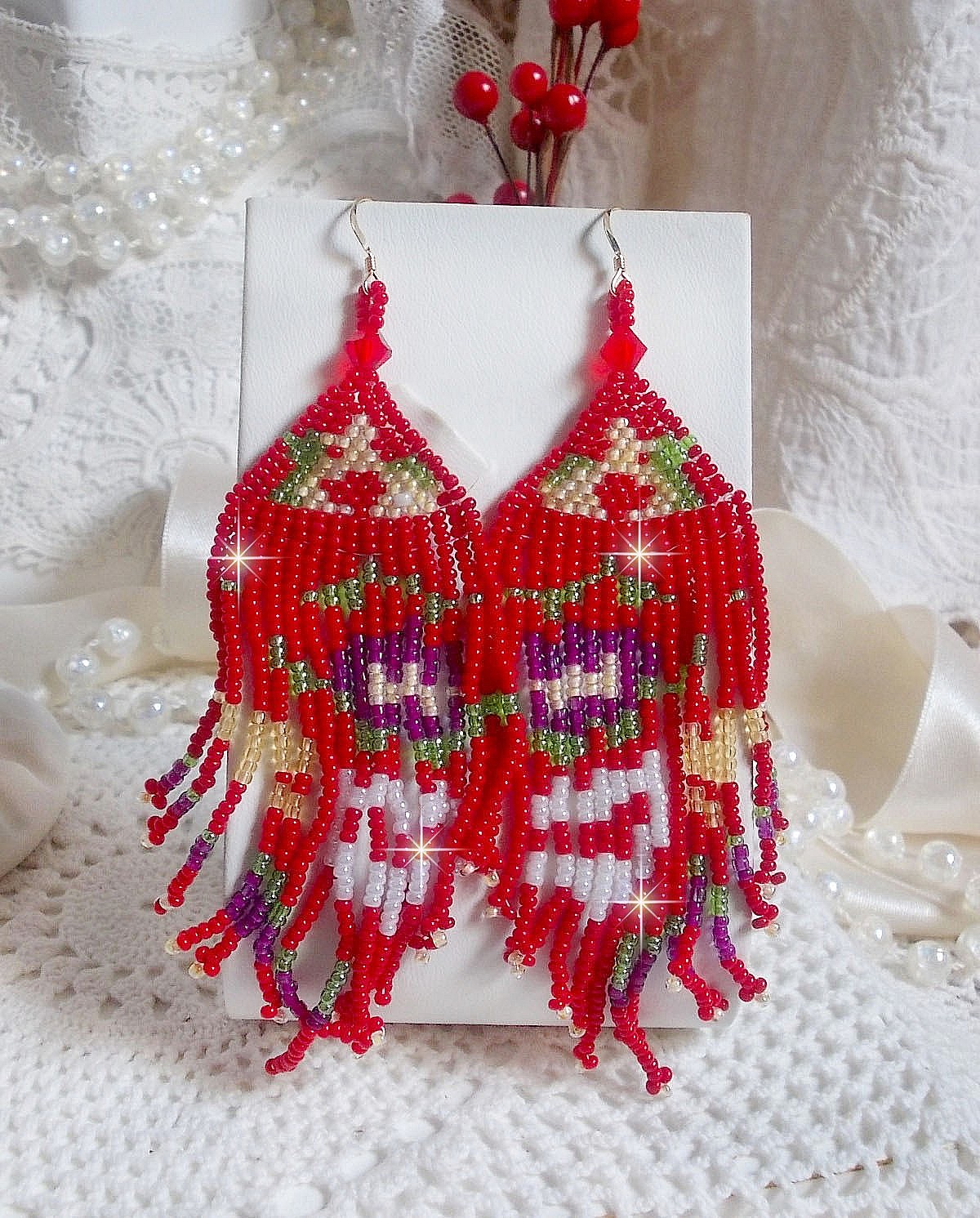 Boucles d'oreilles artisanales en perles rocailles rouges et cristal.