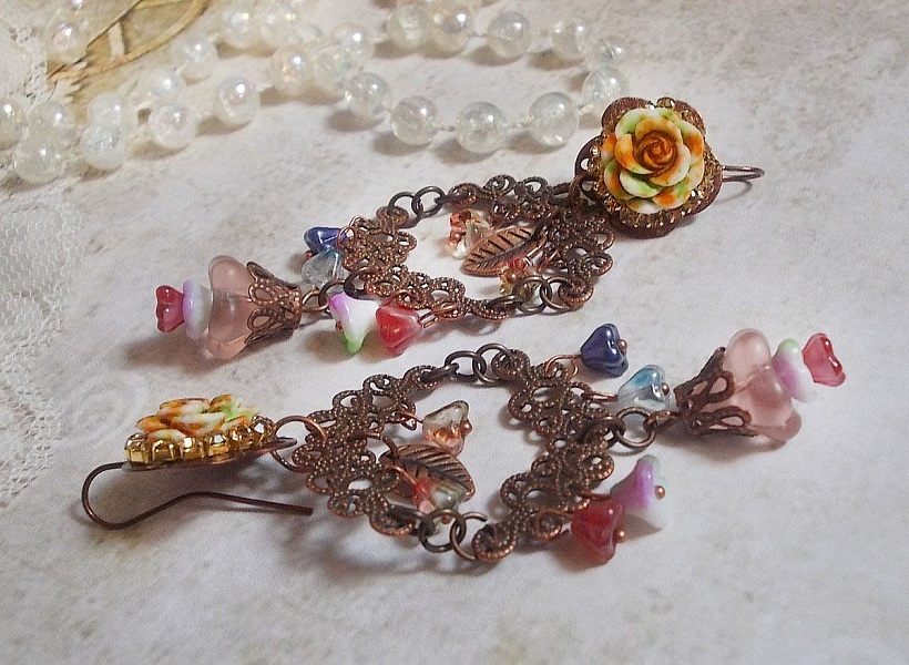 BO French Flowers skapad med klockblommor, klockblommor, rosor och tillbeh&ouml;r i &aring;ldrad koppar.