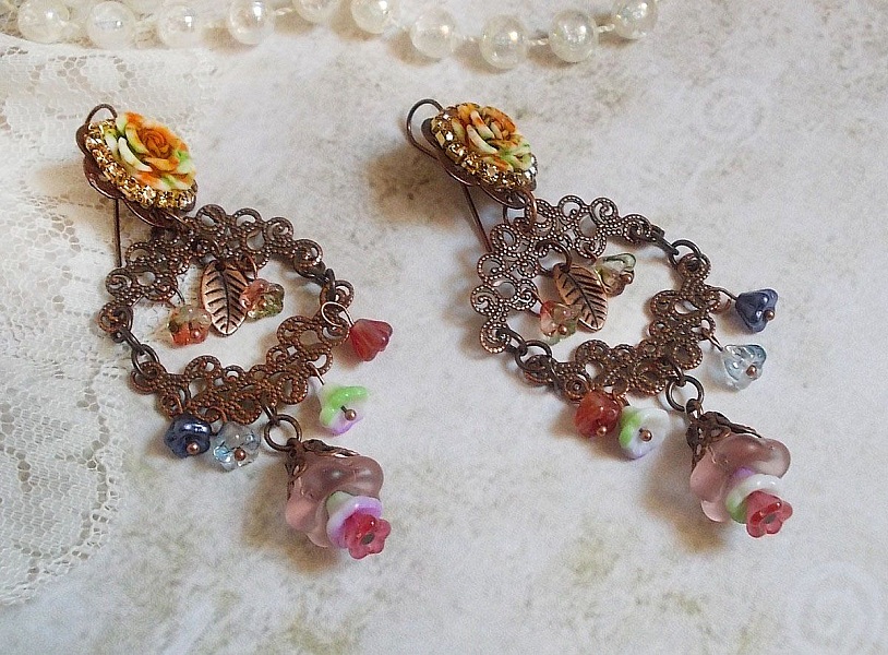 BO French Flowers skapad med klockblommor, klockblommor, rosor och tillbeh&ouml;r i &aring;ldrad koppar.