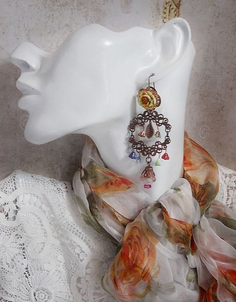 BO French Flowers skapad med klockblommor, klockblommor, rosor och tillbeh&ouml;r i &aring;ldrad koppar.