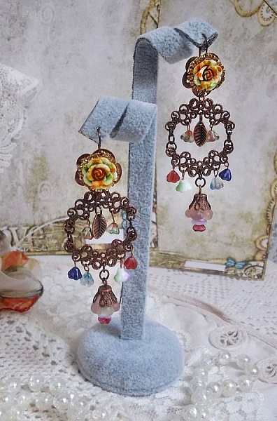 BO French Flowers skapad med klockblommor, klockblommor, rosor och tillbeh&ouml;r i &aring;ldrad koppar.