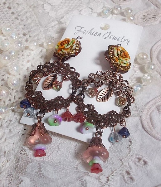 BO French Flowers skapad med klockblommor, klockblommor, rosor och tillbeh&ouml;r i &aring;ldrad koppar.