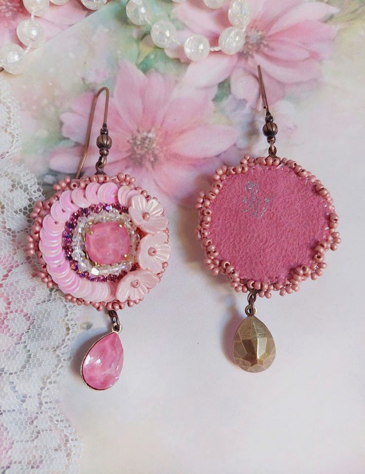 BO Dahlia brod&eacute;es avec sequins, fleurs acryliques, rocailles verres et perles Cristal Swarovski