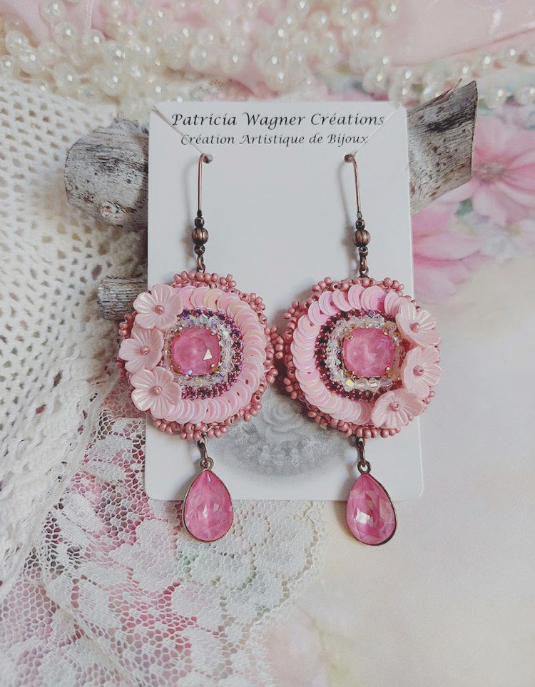 BO Dahlia brod&eacute;es avec sequins, fleurs acryliques, rocailles verres et perles Cristal Swarovski