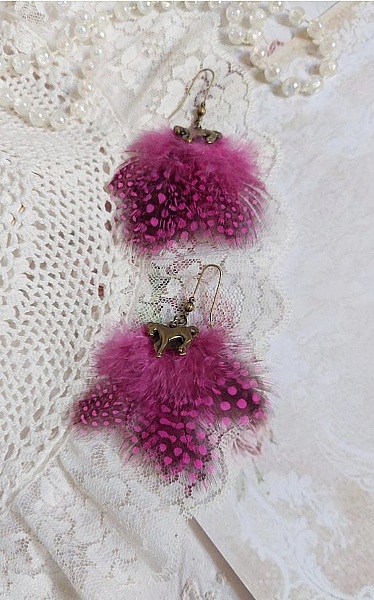 BO Danse avec les Plumes mont&eacute;es avec plumes de pintade, breloques cheval et clous d&rsquo;oreilles laiton