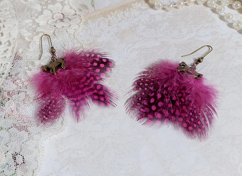 BO Danse avec les Plumes mont&eacute;es avec plumes de pintade, breloques cheval et clous d&rsquo;oreilles laiton