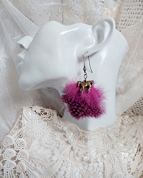 BO Danse avec les Plumes mont&eacute;es avec plumes de pintade, breloques cheval et clous d&rsquo;oreilles laiton