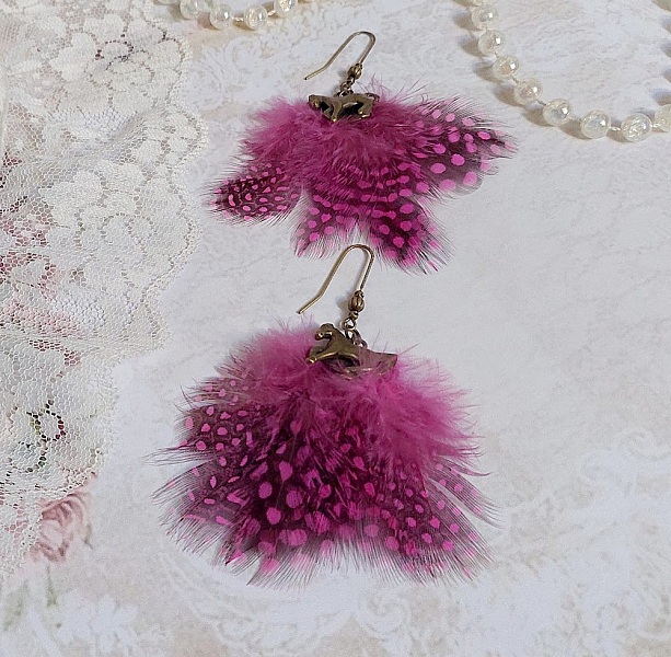 BO Danse avec les Plumes mont&eacute;es avec plumes de pintade, breloques cheval et clous d&rsquo;oreilles laiton