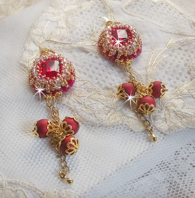 BO Nous Two broderad med Swarovski-kristallcabochoner och pärlor, 14 karat guldfyllda öronkrokar