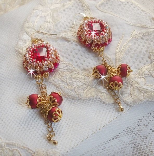 BO Nous Two broderad med Swarovski-kristallcabochoner och pärlor, 14 karat guldfyllda öronkrokar