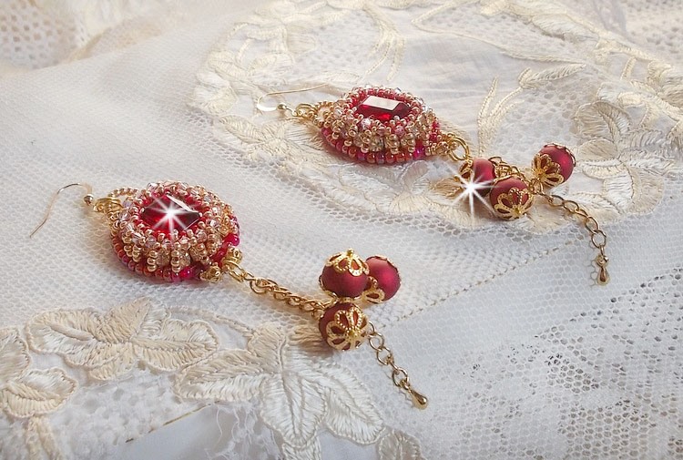 BO Nous Two broderad med Swarovski-kristallcabochoner och pärlor, 14 karat guldfyllda öronkrokar