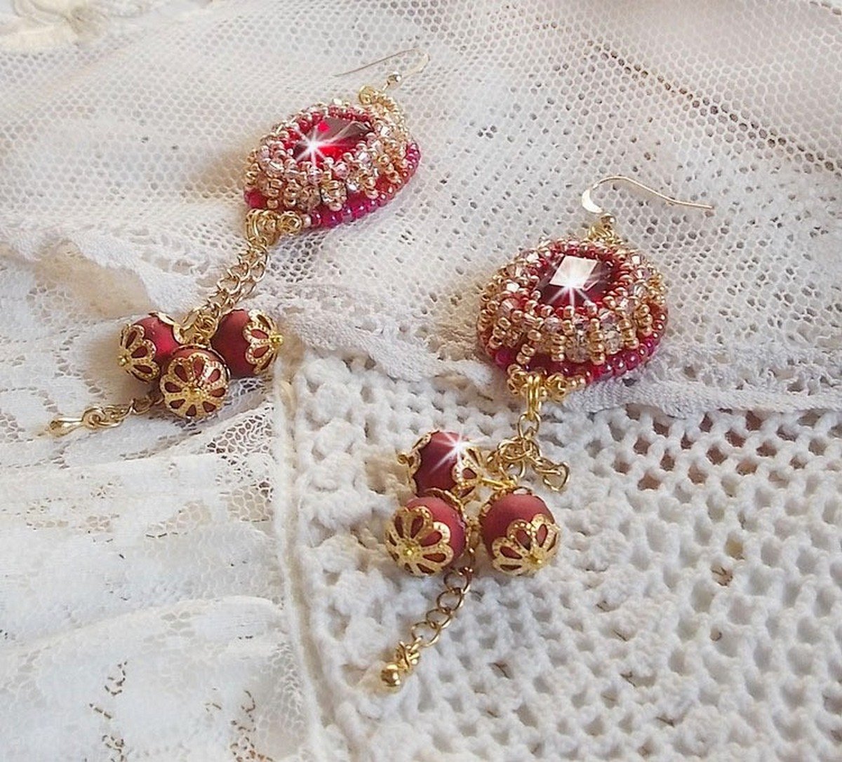 BO Nous Two broderad med Swarovski-kristallcabochoner och pärlor, 14 karat guldfyllda öronkrokar