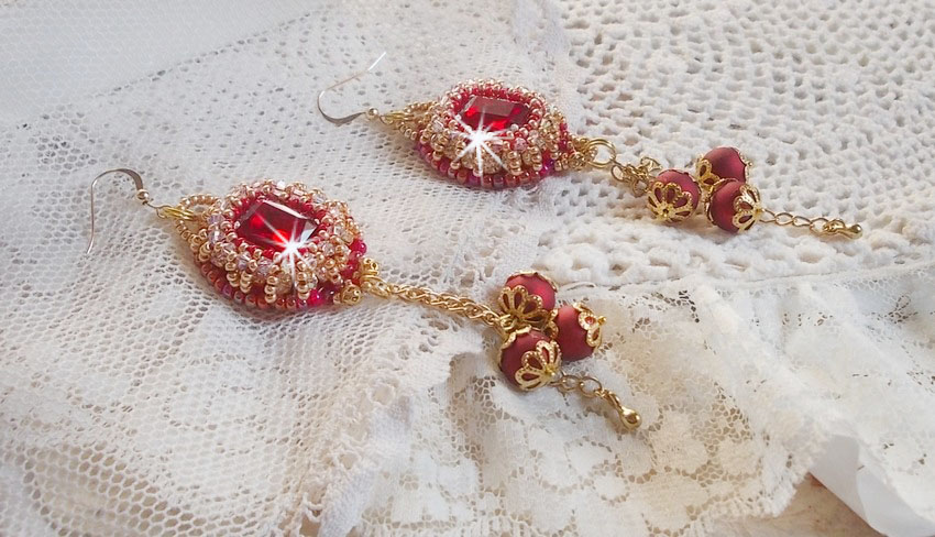 BO Nous Two broderad med Swarovski-kristallcabochoner och pärlor, 14 karat guldfyllda öronkrokar