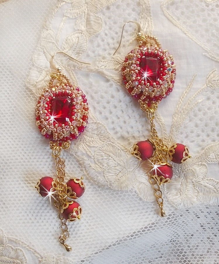BO Nous Two broderad med Swarovski-kristallcabochoner och pärlor, 14 karat guldfyllda öronkrokar