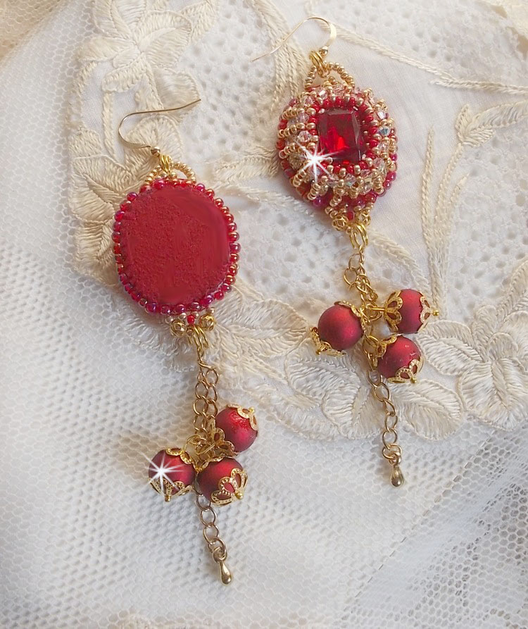 BO Nous Two broderad med Swarovski-kristallcabochoner och pärlor, 14 karat guldfyllda öronkrokar
