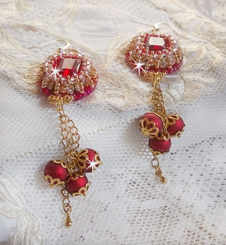 BO Nous Two broderad med Swarovski-kristallcabochoner och pärlor, 14 karat guldfyllda öronkrokar