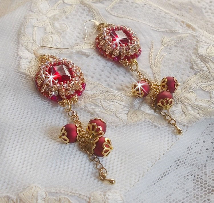 BO Nous Two broderad med Swarovski-kristallcabochoner och pärlor, 14 karat guldfyllda öronkrokar