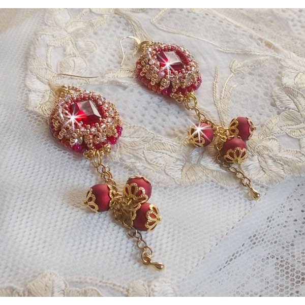 BO Nous Two broderad med Swarovski-kristallcabochoner och pärlor, 14 karat guldfyllda öronkrokar