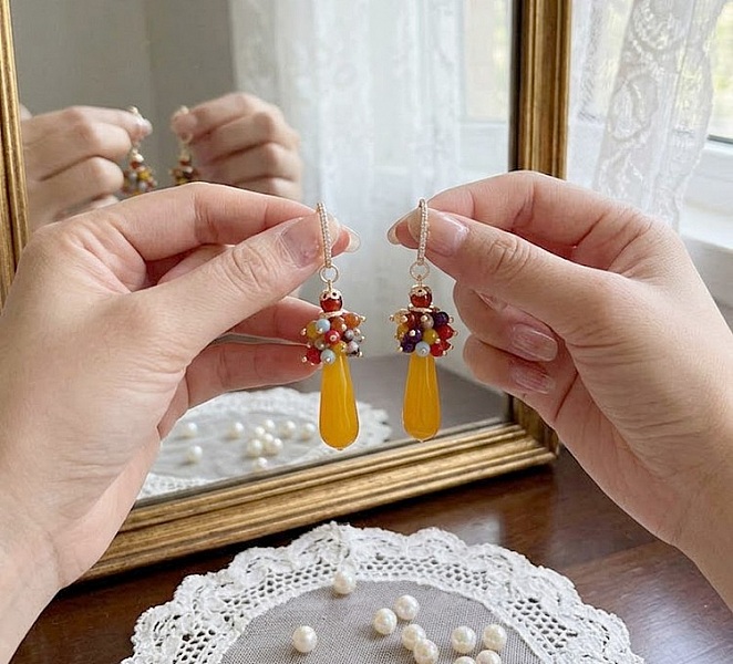 BO Dolce Vita en Jaune cr&eacute;&eacute;es avec pierres de gemme, crochets d&rsquo;oreilles argent 925 dor&eacute;