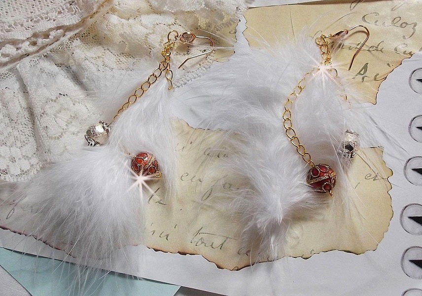 Mjukt vitguld BO skapad med bohemiska indiska fj&auml;drar