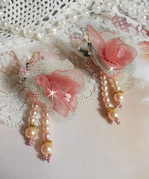 BO Douceur Poudr&eacute;e skapad med Organza band, tyll, Swarovski kristaller, bohemiska glasp&auml;rlor och rocailles.