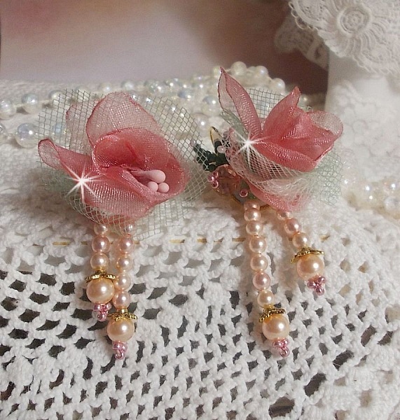 BO Douceur Poudr&eacute;e skapad med Organza band, tyll, Swarovski kristaller, bohemiska glasp&auml;rlor och rocailles.