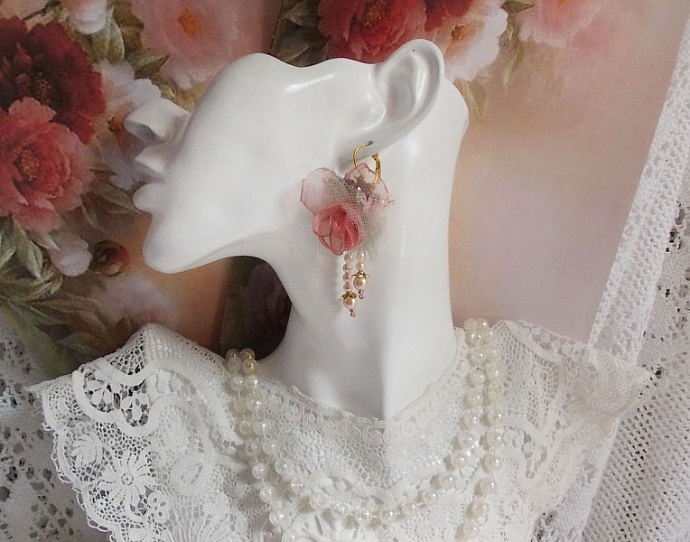 BO Douceur Poudr&eacute;e skapad med Organza band, tyll, Swarovski kristaller, bohemiska glasp&auml;rlor och rocailles.