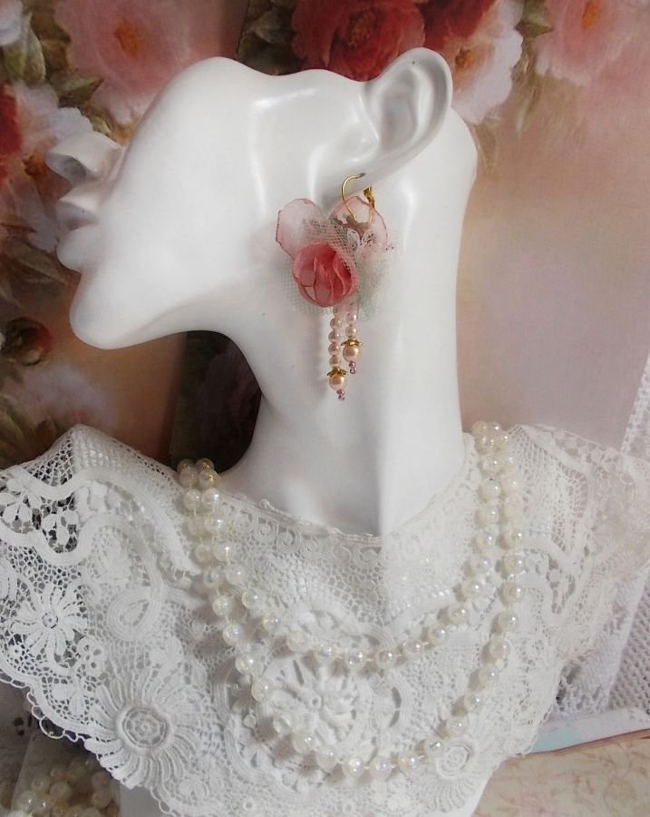 BO Douceur Poudrée skapad med Organza band, tyll, Swarovski kristaller, bohemiska glaspärlor och rocailles.