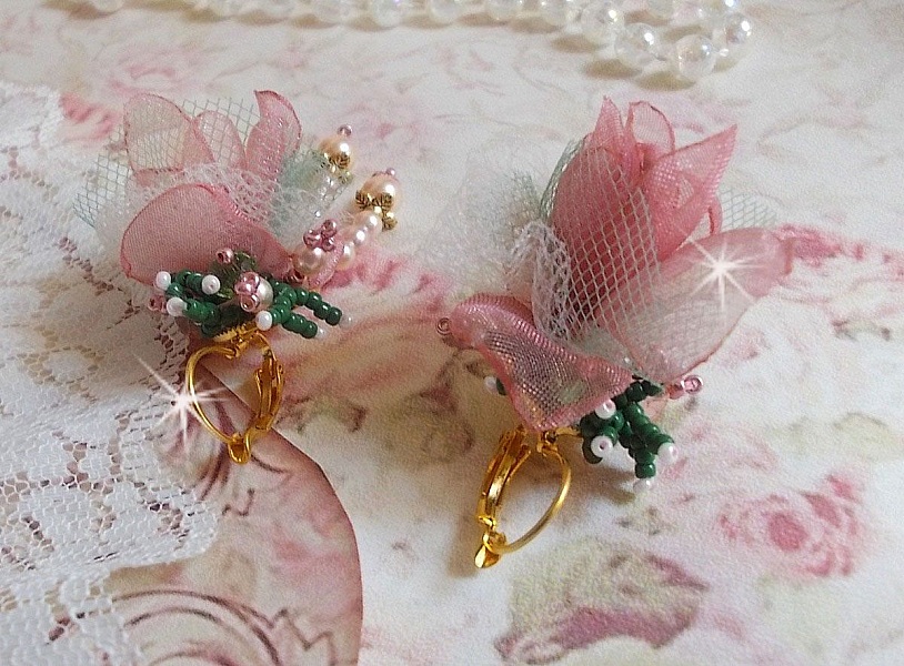 BO Douceur Poudr&eacute;e skapad med Organza band, tyll, Swarovski kristaller, bohemiska glasp&auml;rlor och rocailles.