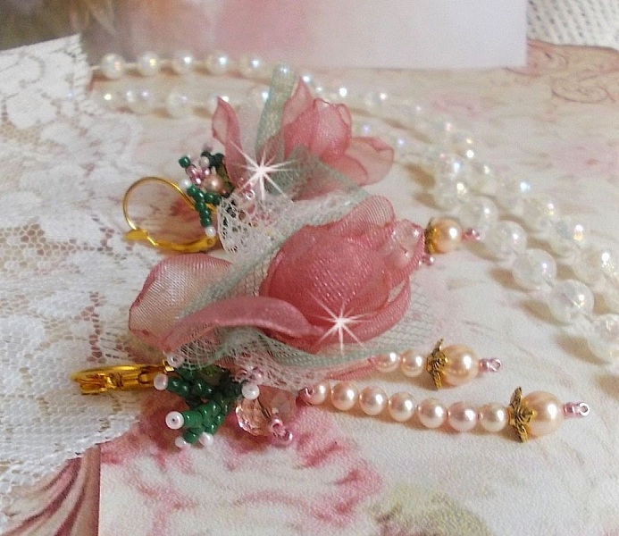 BO Douceur Poudr&eacute;e skapad med Organza band, tyll, Swarovski kristaller, bohemiska glasp&auml;rlor och rocailles.