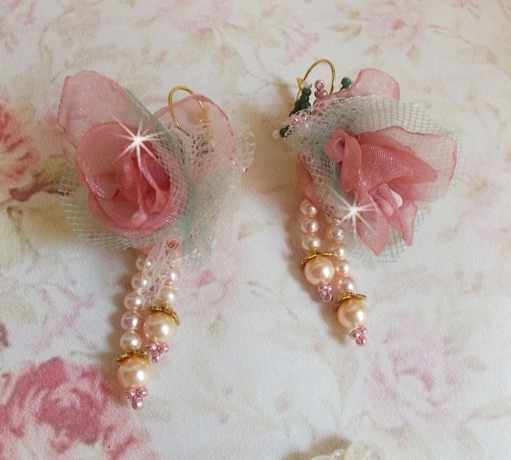 BO Douceur Poudrée skapad med Organza band, tyll, Swarovski kristaller, bohemiska glaspärlor och rocailles.