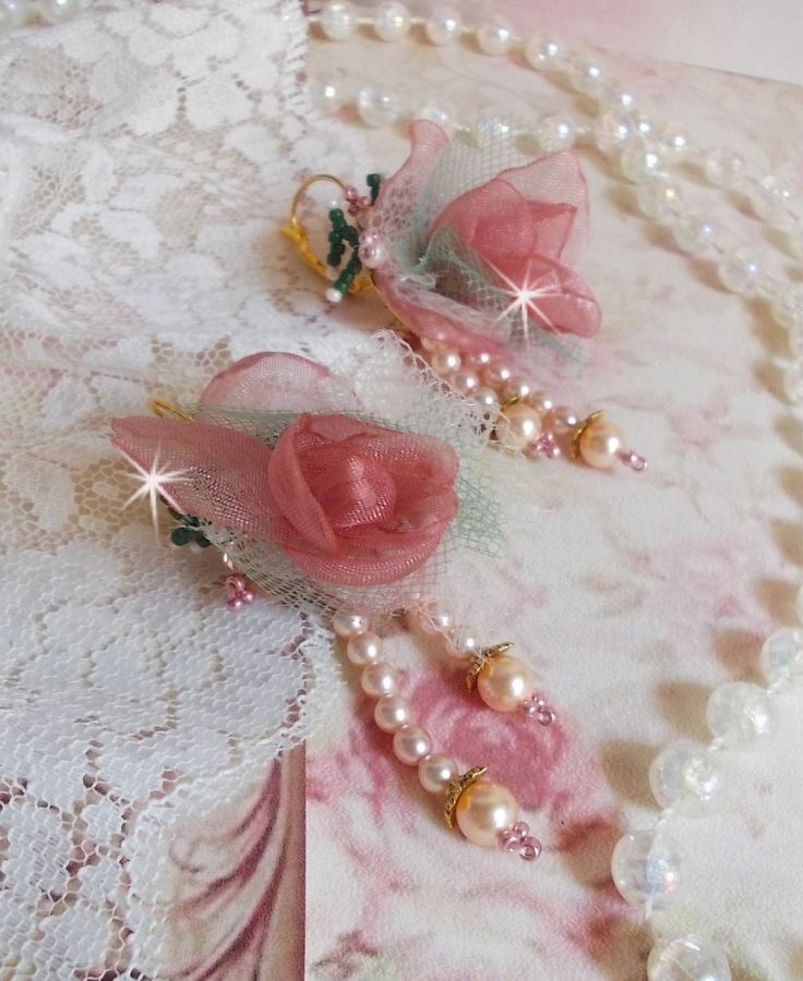 BO Douceur Poudrée skapad med Organza band, tyll, Swarovski kristaller, bohemiska glaspärlor och rocailles.