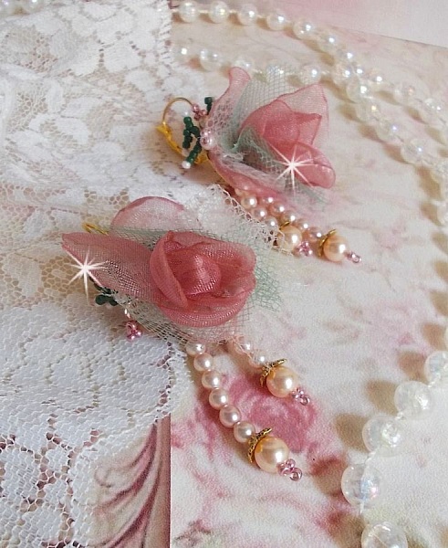 BO Douceur Poudr&eacute;e skapad med Organza band, tyll, Swarovski kristaller, bohemiska glasp&auml;rlor och rocailles.