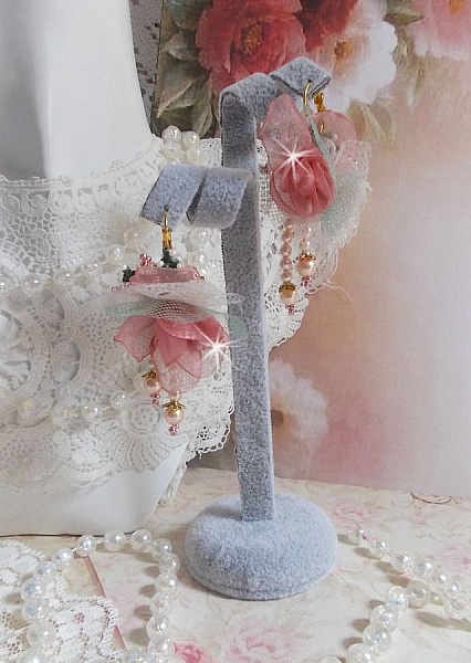 BO Douceur Poudr&eacute;e skapad med Organza band, tyll, Swarovski kristaller, bohemiska glasp&auml;rlor och rocailles.