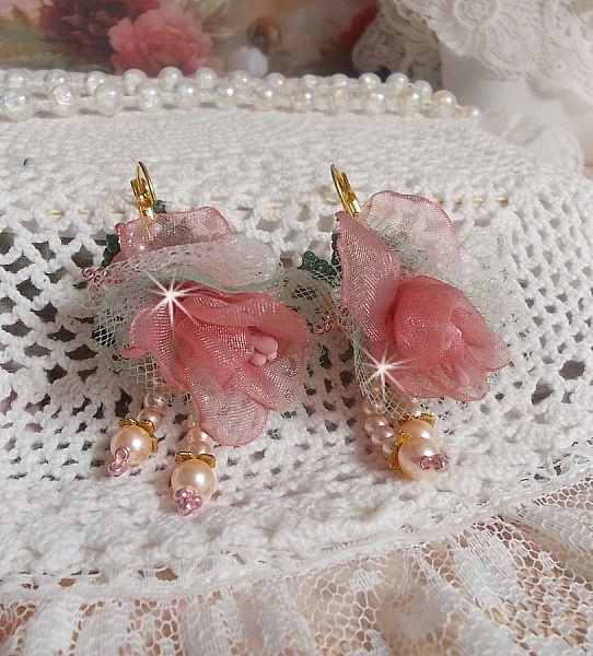 BO Douceur Poudr&eacute;e skapad med Organza band, tyll, Swarovski kristaller, bohemiska glasp&auml;rlor och rocailles.