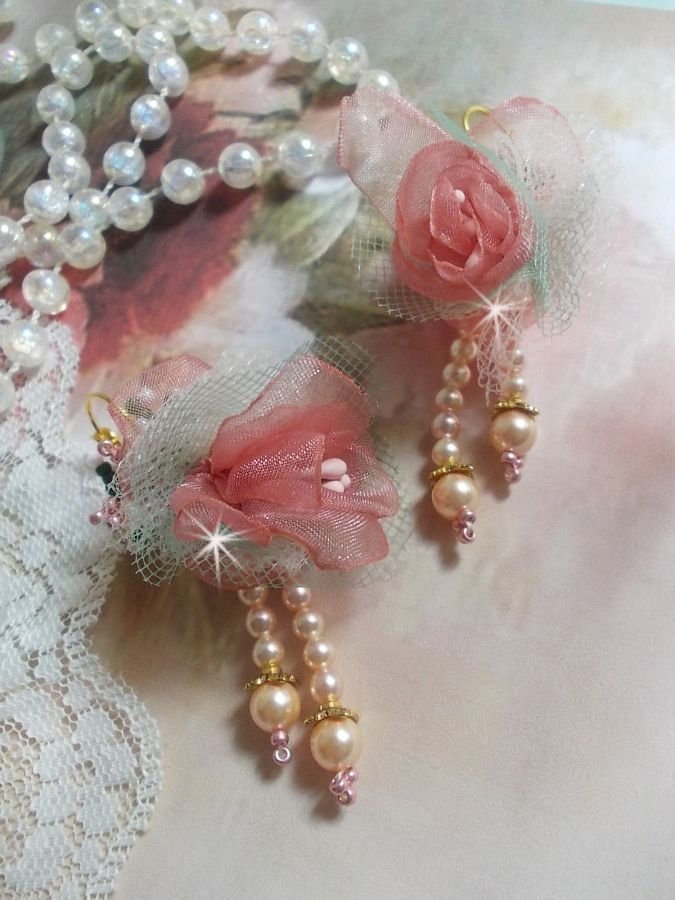 BO Douceur Poudrée skapad med Organza band, tyll, Swarovski kristaller, bohemiska glaspärlor och rocailles.