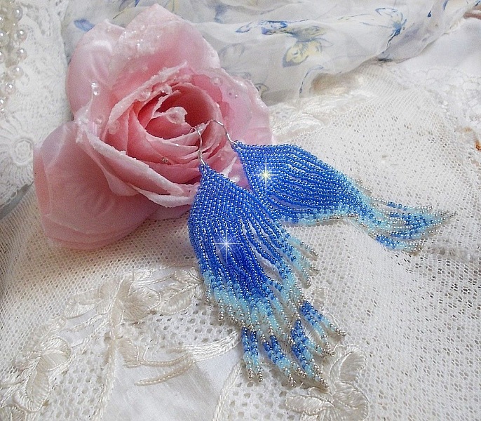 BO Soft Blue Dreams skapad med kvalitetsp&auml;rlor i safirbl&aring;tt, himmelsbl&aring;tt och silver med &ouml;ronkrokar i 925/1000 silver.