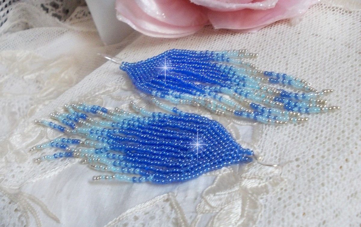 BO Soft Blue Dreams skapad med kvalitetspärlor i safirblått, himmelsblått och silver med öronkrokar i 925/1000 silver.